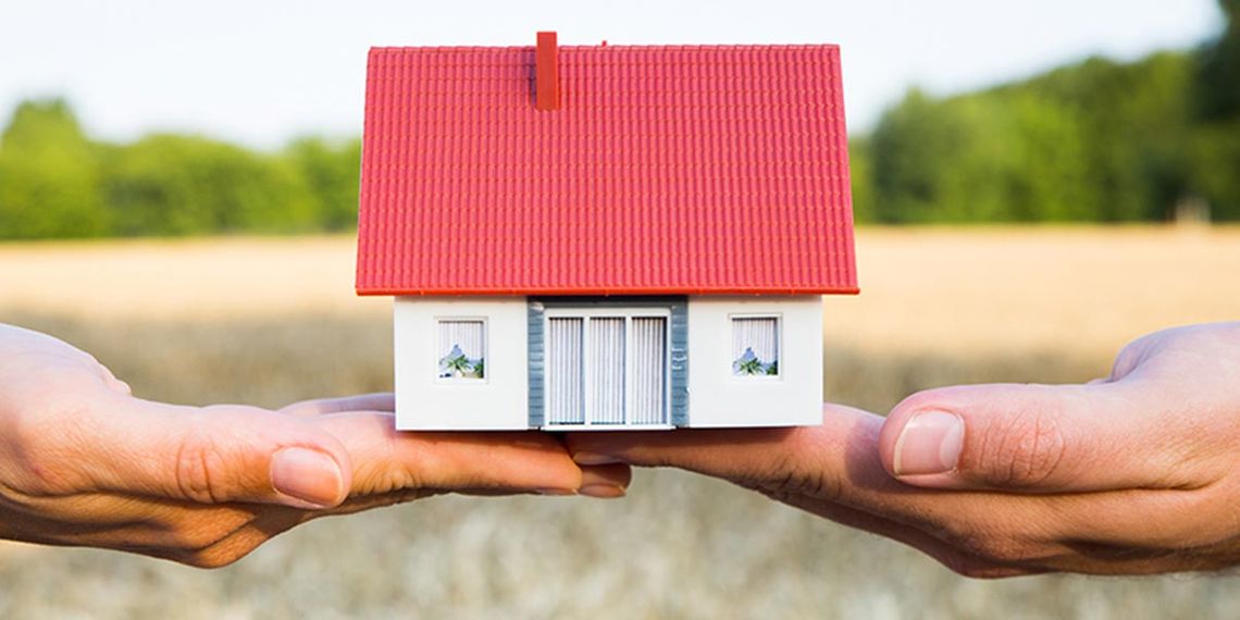 Modellhaus in der Hand